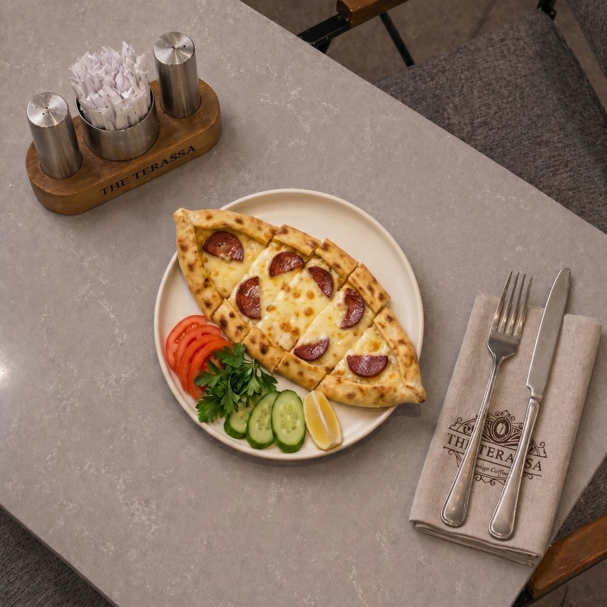 Kaşarlı Sucuklu Pide